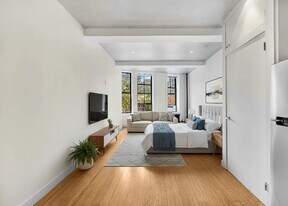 135 Christopher St in New York, NY - Building Photo