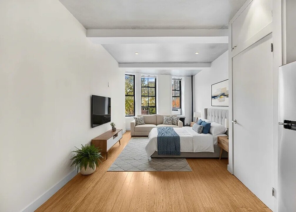 135 Christopher St in New York, NY - Building Photo