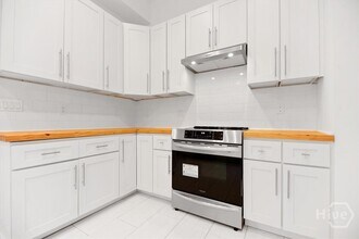 318 E Waldburg St in Savannah, GA - Building Photo - Building Photo