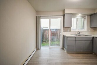 5113 SE Lone Oak St in Hillsboro, OR - Foto de edificio - Building Photo