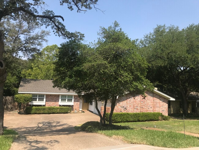 512 Fairway Rd in Woodway, TX - Building Photo - Building Photo