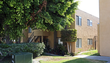 Brooks Apartments in Oceanside, CA - Foto de edificio - Building Photo