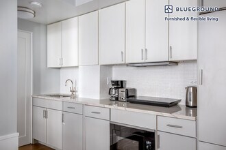 240 W 73rd St in New York, NY - Building Photo - Building Photo