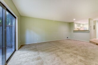 9911 NE 135th Pl in Kirkland, WA - Building Photo - Building Photo