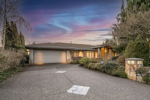 1870 Queens Av in West Vancouver, BC - Building Photo
