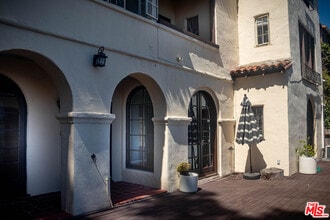 6689 Emmet Terrace in Los Angeles, CA - Foto de edificio - Building Photo