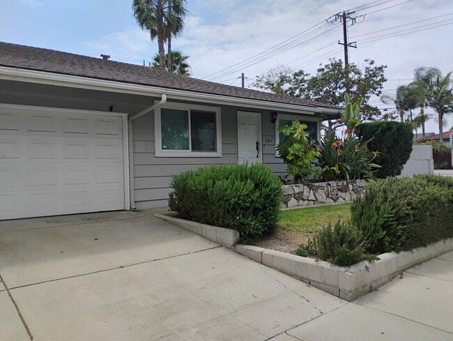 301 Santa Isabel Ave, Unit 301 Santa Isabel in Costa Mesa, CA - Building Photo - Building Photo