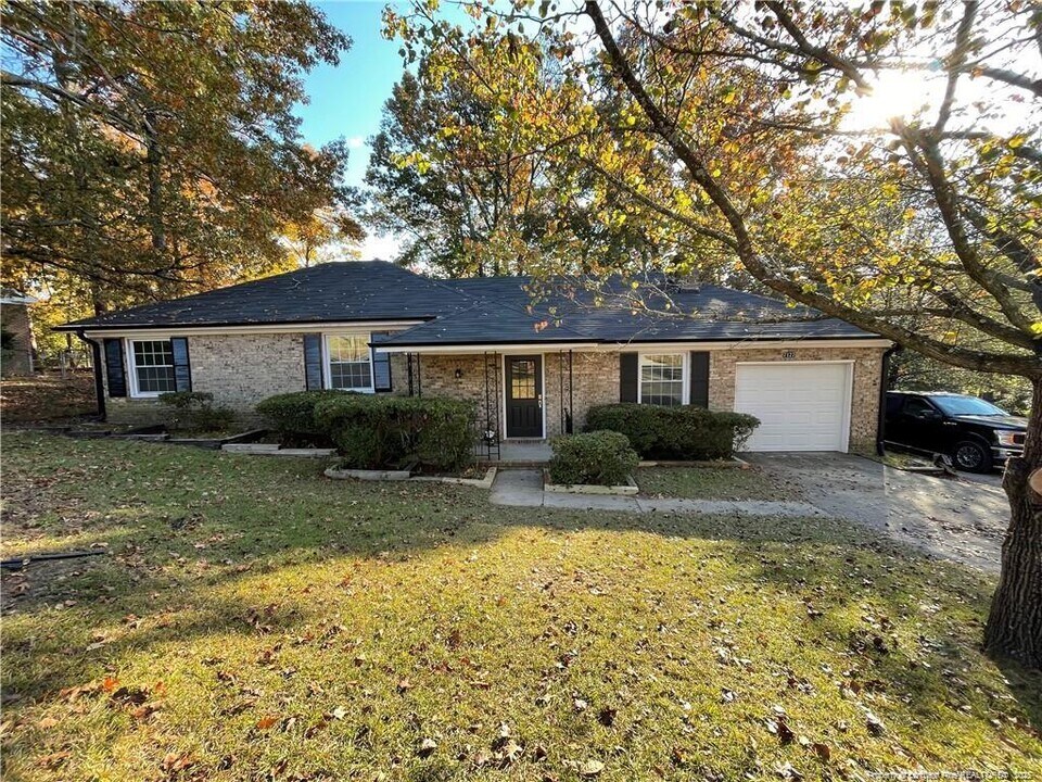 7127 Evanston St in Fayetteville, NC - Foto de edificio