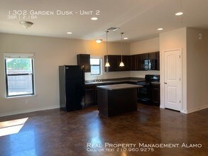 1302 Garden Dusk-Unit -Unit 2 in San Antonio, TX - Building Photo - Building Photo