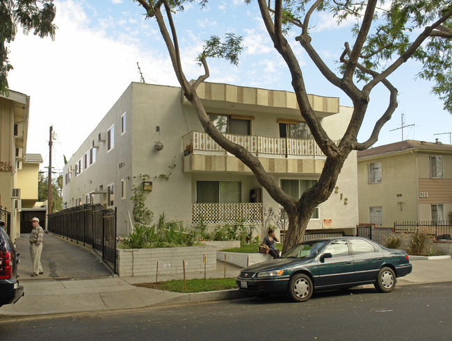 1212 N Fuller Ave in Los Angeles, CA - Building Photo - Building Photo