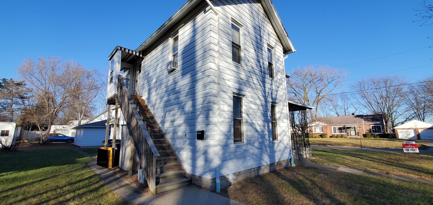 221 Byall Ave, Unit 2 in Bowling Green, OH - Foto de edificio