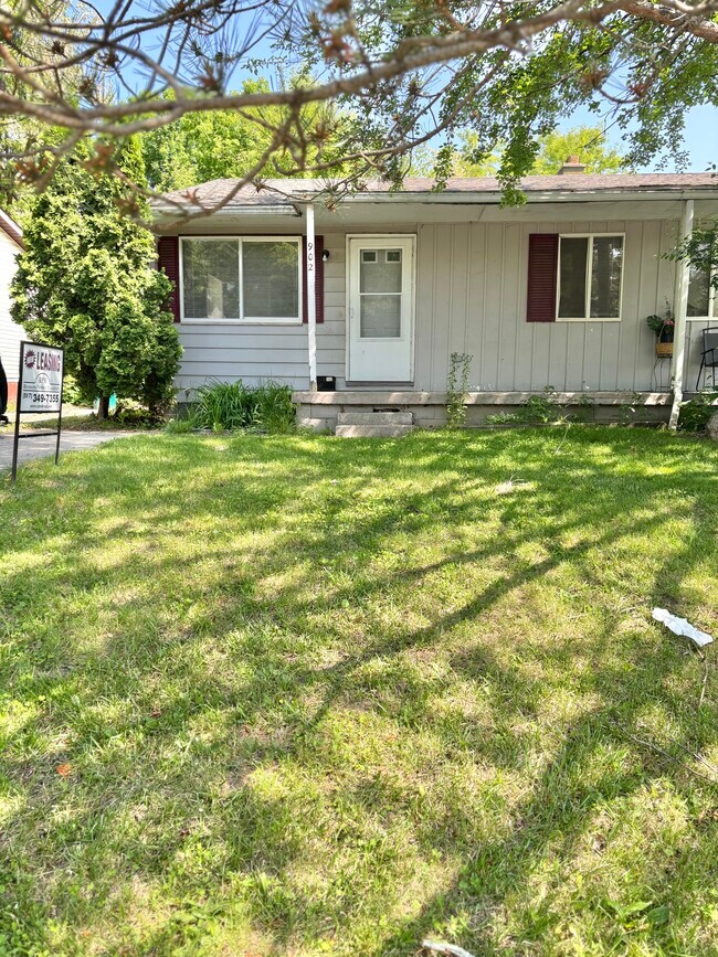 902 Vincent Ct in Lansing, MI - Foto de edificio - Building Photo