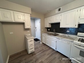 5501 Carriage Way Dr in Rolling Meadows, IL - Building Photo - Building Photo