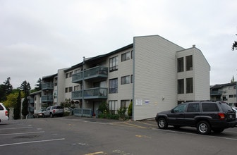 Canyon Estates Condominiums in Tukwila, WA - Building Photo - Building Photo