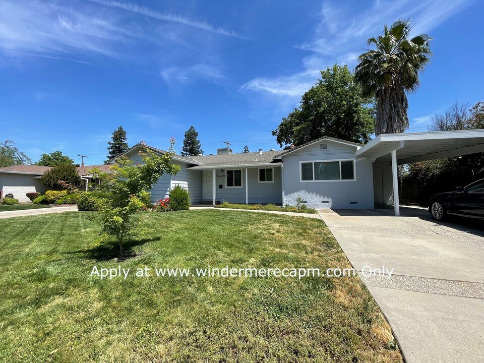 2225 22nd Ave in Sacramento, CA - Building Photo