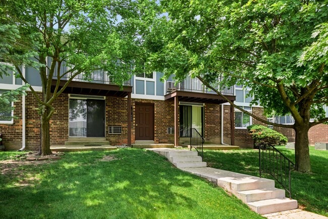 Camelot Apartments in Kenosha, WI - Building Photo - Building Photo