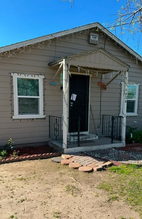 1736 Bonnie Brae Ave in Modesto, CA - Building Photo