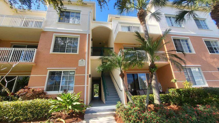 8308 Myrtlewood Cir W in Palm Beach Gardens, FL - Building Photo