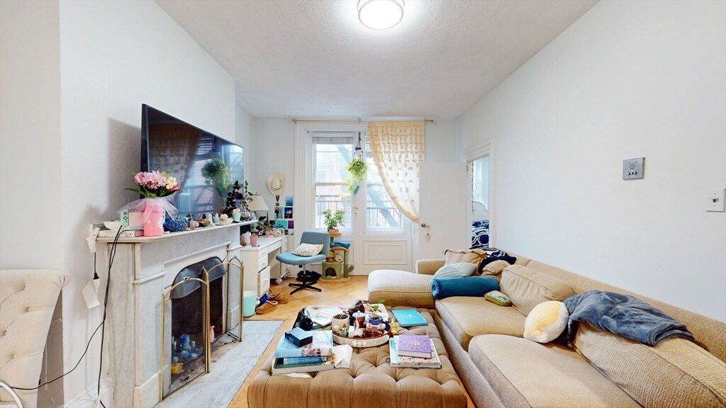 397 Beacon St in Boston, MA - Building Photo
