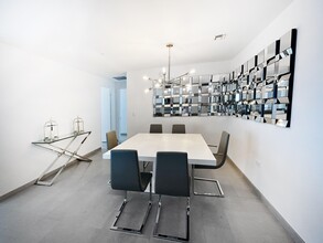 68 SE 6th St, Unit 1903 in Miami, FL - Foto de edificio - Building Photo