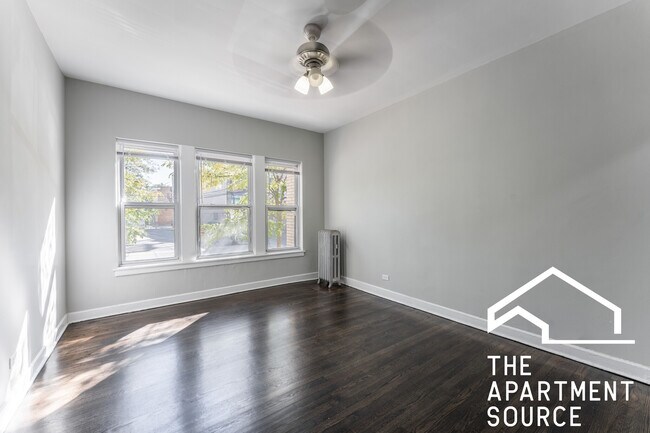 7600 N Sheridan Rd in Chicago, IL - Foto de edificio - Building Photo