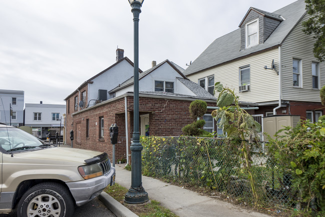 140 Post Ave in Westbury, NY - Foto de edificio - Building Photo