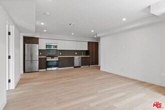 132 Rosemont Ave in Los Angeles, CA - Building Photo - Building Photo