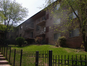 B Street Apartments in Washington, DC - Building Photo - Building Photo