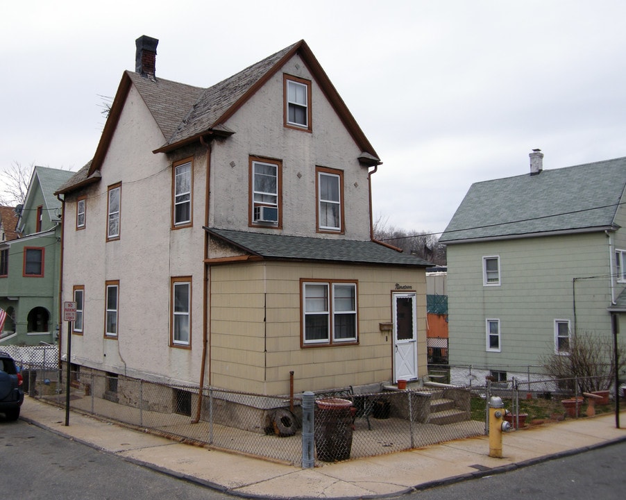 39 Russell Ave in New Rochelle, NY - Foto de edificio
