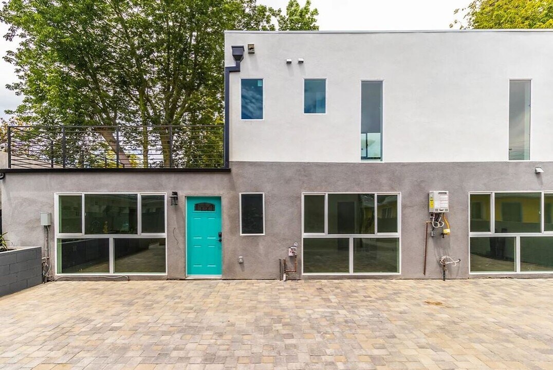 11683-11685 Oxnard St in Los Angeles, CA - Building Photo