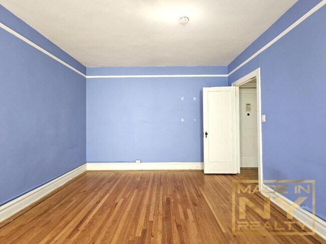 35-07 32nd St in Queens, NY - Building Photo - Building Photo