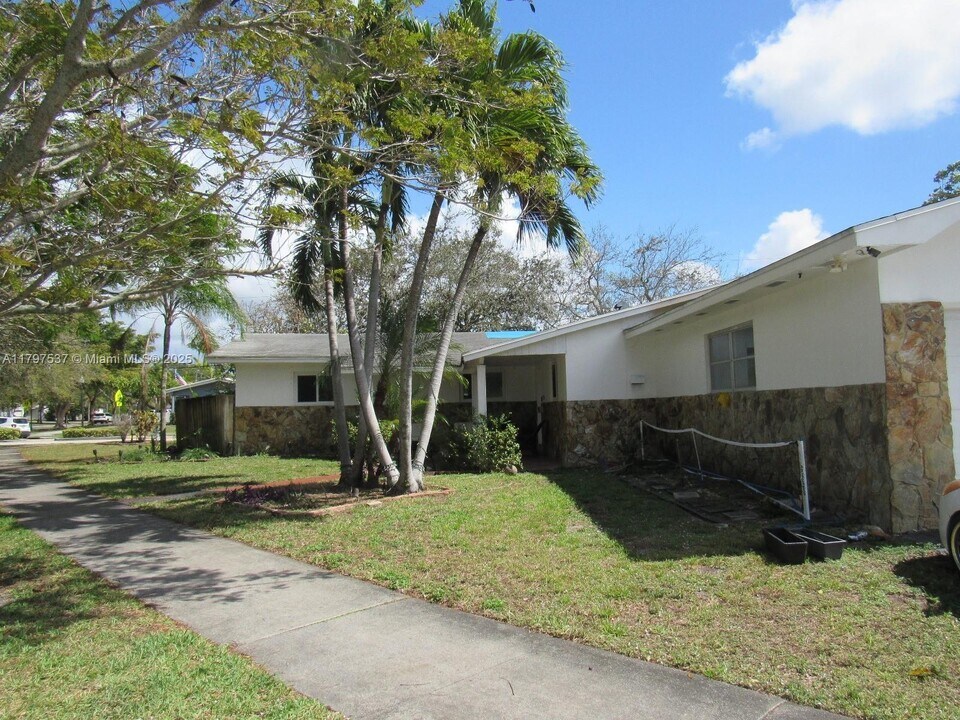 1601 N Yale Dr in Hollywood, FL - Building Photo