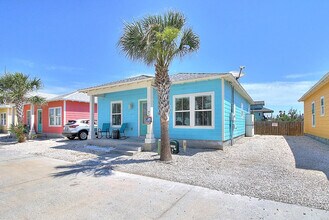 1617 S Station St in Port Aransas, TX - Foto de edificio - Building Photo
