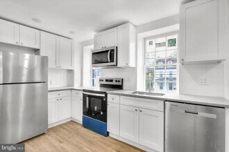 7037 Ridge Ave in Philadelphia, PA - Building Photo - Building Photo
