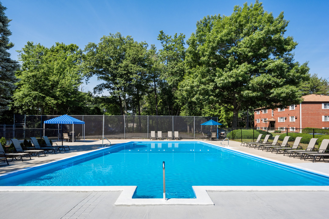 Brook Village West in Salem, NH - Building Photo