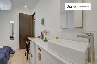 Welcoming ROOM at The Maison Suydam, Unit 1 in Brooklyn, NY - Foto de edificio - Building Photo