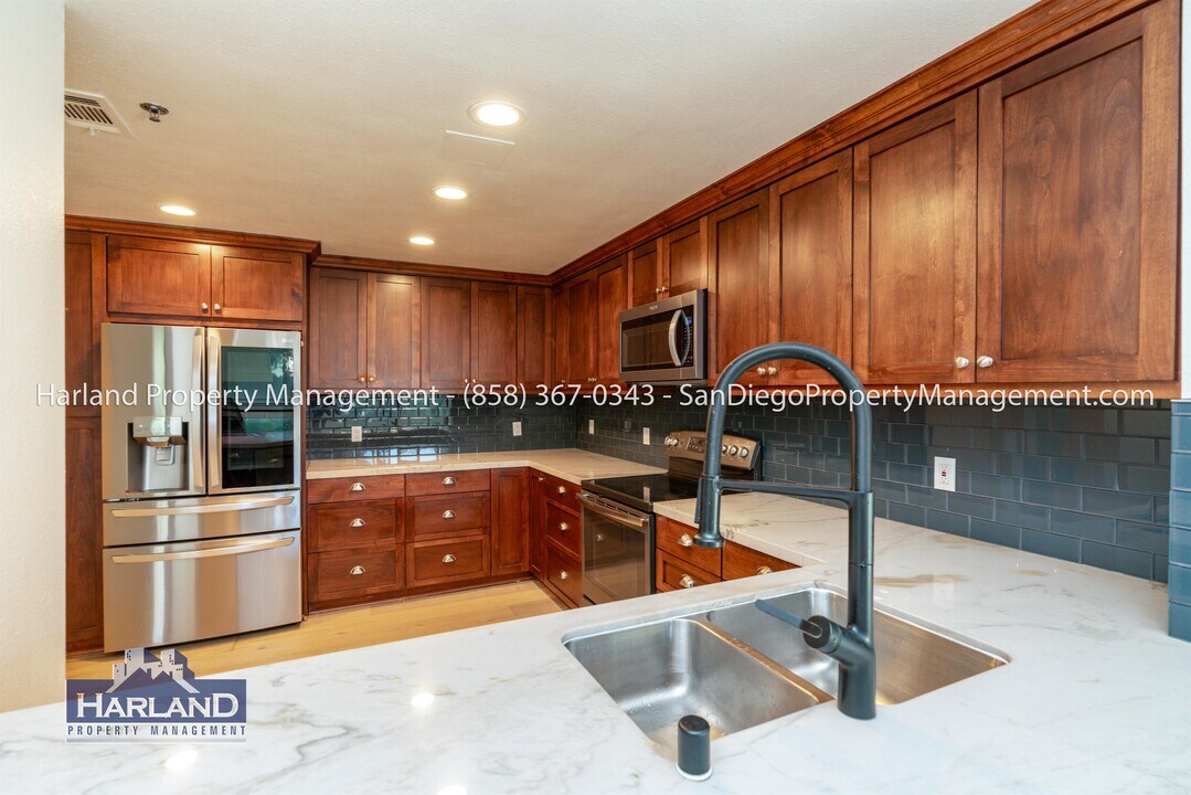 5845 Friars Rd in San Diego, CA - Foto de edificio