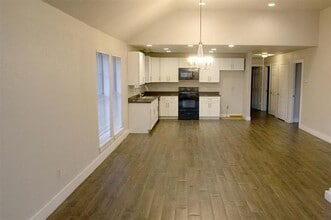 907 Meriott St in Ennis, TX - Building Photo - Building Photo