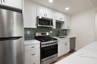 6142 Mesita Dr in San Diego, CA - Building Photo - Building Photo