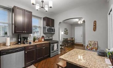2348 W Moffat St, Unit 3R in Chicago, IL - Foto de edificio - Building Photo