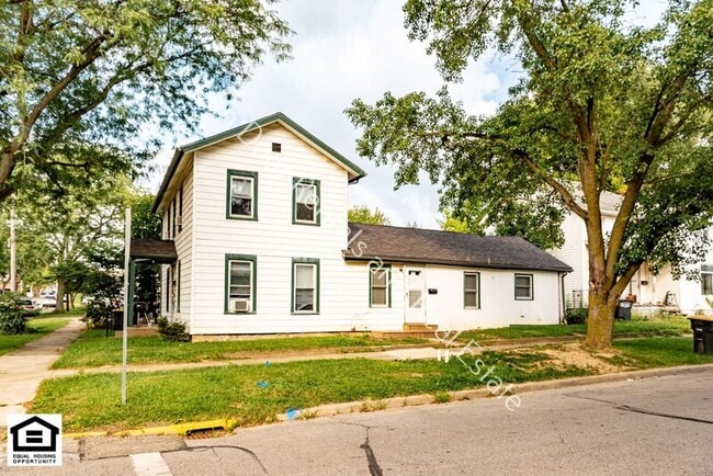 property at 126 S Oak St
