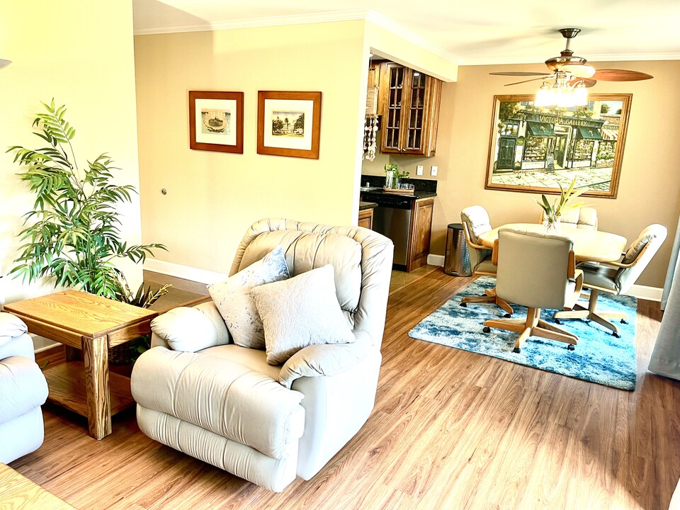 8537 Villa La Jolla Dr, Unit F in La Jolla, CA - Foto de edificio