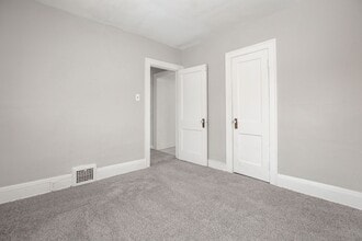 8505 Garfield Blvd in Garfield Heights, OH - Foto de edificio - Building Photo