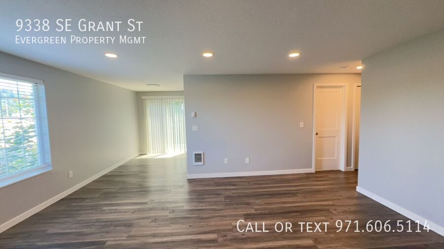 9338 SE Grant St in Portland, OR - Building Photo