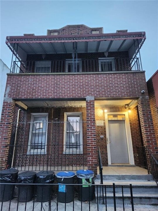 2181 Strauss St in Brooklyn, NY - Foto de edificio