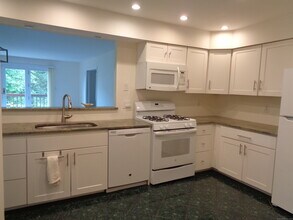 560 Silver Sands Rd in East Haven, CT - Building Photo - Building Photo