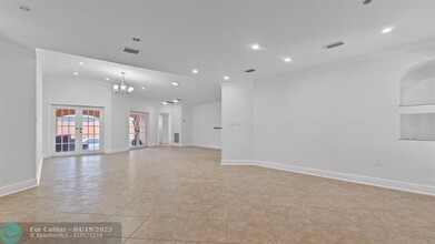 70 NW 159th St in Miami, FL - Foto de edificio - Building Photo