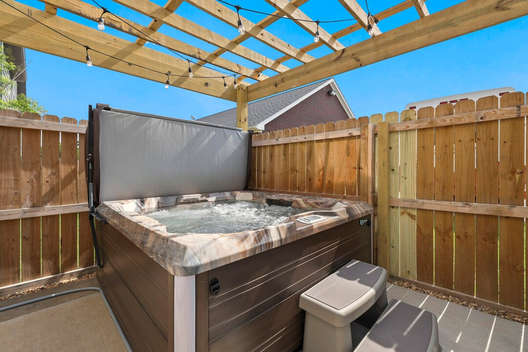 414 NW Retreat Ln in Bentonville, AR - Building Photo