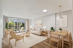 114 Royal Pk Dr, Unit 3A in Oakland Park, FL - Building Photo