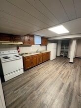 34130 Utica Rd, Unit Apt.3 in Fraser, MI - Foto de edificio - Building Photo